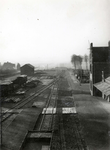 837950 Gezicht op het emplacement en het N.S.-station Rhenen te Rhenen, vanaf het viaduct in de Grebbeweg. De foto is ...